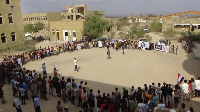 وقفة بمديرية القبيطة في لحج تنديداً بجرائم العدو الصهيوني بحق الفلسطينيين