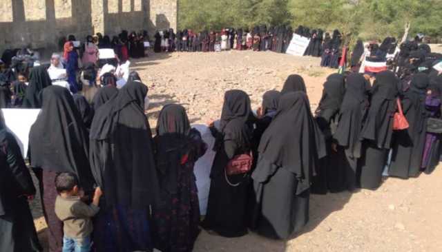 وقفة نسائية في جبل راس بالحديدة تنديدا بالعدوان الأمريكي – البريطاني