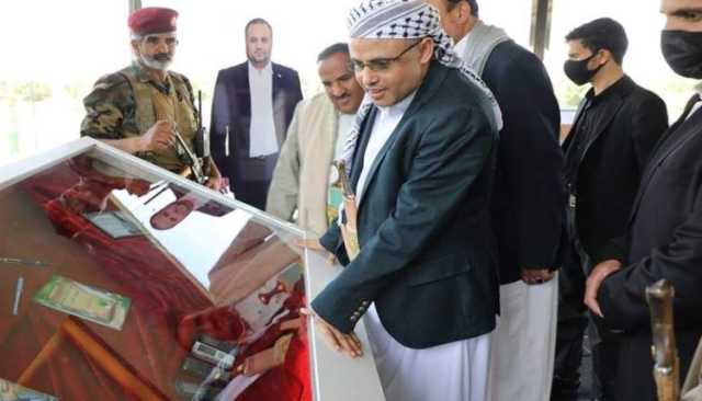 الرئيس المشاط يزور ضريح الرئيس الشهيد صالح الصماد