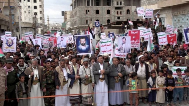 تحت شعار ” ثابتون على الموقف مع غزة حتى النصر”.. مسيرتان ووقفات مساندة لغزة في رداع والسوادية بمحافظة البيضاء