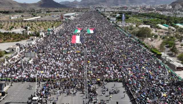 متحديةً ثلاثي الشر.. شاهد الملايين من أبناء الشعب اليمني تشق طريقها نحو القدس (فيديو)