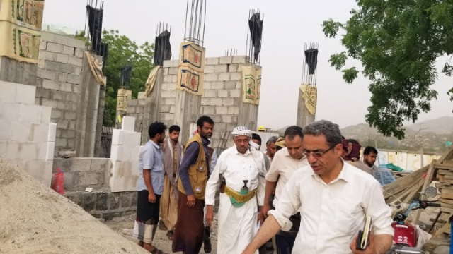 المحافظ الصوفي يطلع على سير العمل في توسعة وترميم مركز رقعي الصحي في مديرية مستبأ بحجة