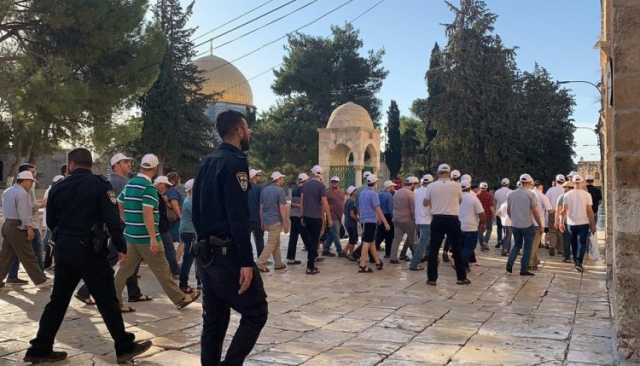 قطعان المستوطنين الصهاينة يقتحمون المسجد الأقصى المبارك