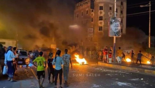 عدن .. اندلاع احتجاجات عارمة تنديدا بانقطاع الكهرباء