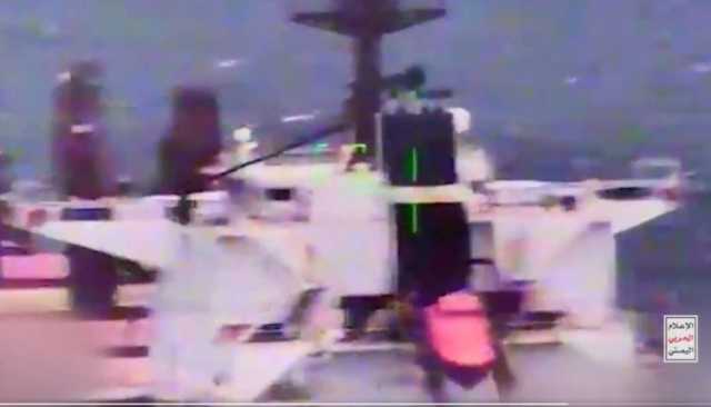 شاهد.. لحظة استهداف سفينة (CYCLADES) بطائرة مسيرة والتي كانت متجهة إلى موانئ فلسطينَ المحتلة في البحر الأحمر