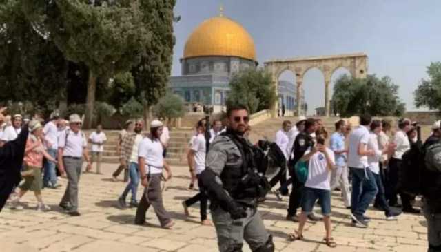 عشرات الصهاينة يدنسون الأقصى المبارك