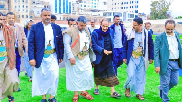 وزيرا الشباب والرياضة والاشغال يتفقدان أعمال تعشيب ملعب الظرافي