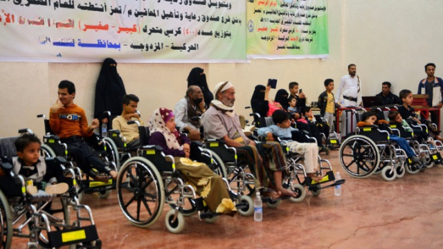 فرع صندوق المعاقين يوزع 400 كرسي متحرك لذوى الإعاقة الحركية بتعز