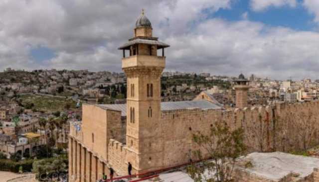 في محاولة لتهويده وتغيير معالمه.. العدو الصهيوني يسقف صحن الحرم الإبراهيمي الشريف