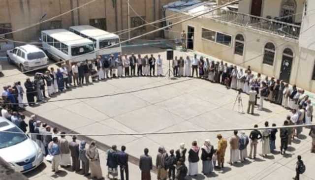 وقفة لموظفي الخدمة المدنيّة تفويضا لقائد الثورة ومباركة للإنجاز الأمني