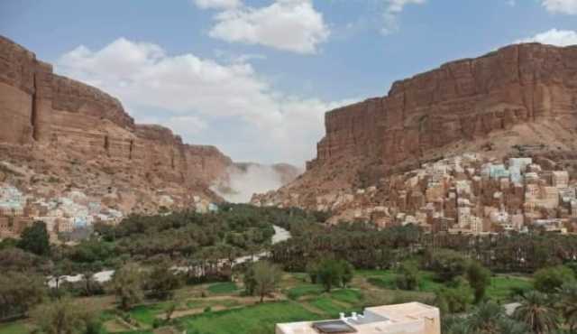 بالفيديو .. انهيار صخري في دوعن بحضرموت يجبر الأهالي على المغادرة
