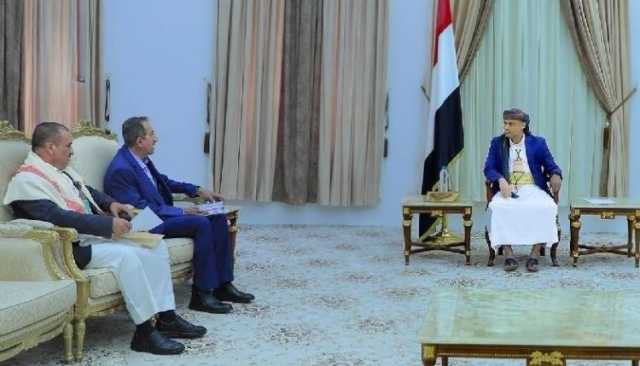 الرئيس المشاط يشيد بإنجازات لجنة الحفاظ على أراضي وحرم مطاري صنعاء وتعز