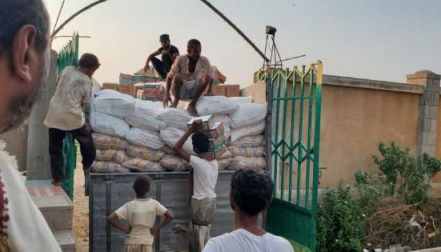 هيئة الزكاة بالحديدة تسير 3 قوافل من الغذاء والإيواء ومساعدات مالية للمتضررين من السيول