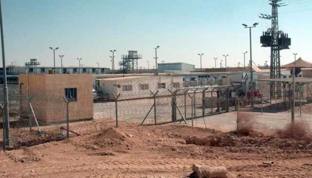 إدارة سجن النقب تتعمد تجويع المعتقلين وإهمال علاجهم