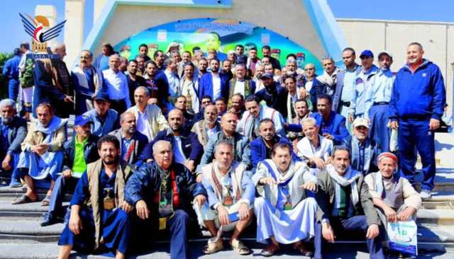 قيادة وموظفو وزارة الشباب والرياضة يزورون ضريح الشهيد الرئيس صالح الصماد بميدان السبعين