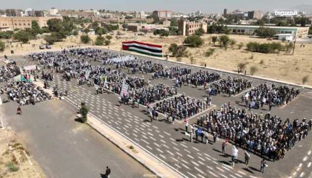 جامعة صنعاء تنظم عرضاً طلابياً لأكثر من 2000 خريج من دورات طوفان الأقصى