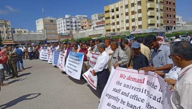 عدن تشهد شللاً كاملاً بسبب الإضرابات احتجاجاً على تأخر صرف المرتبات