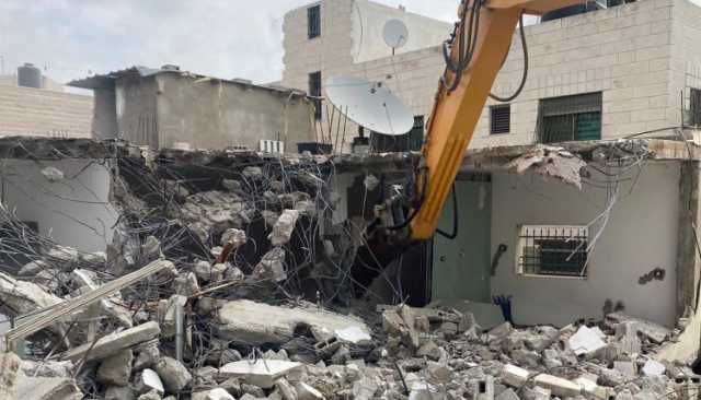 جرافات العدو الصهيوني تبدأ بهدم المنزل الذي استشهد فيه 4 فلسطينيين في طمون