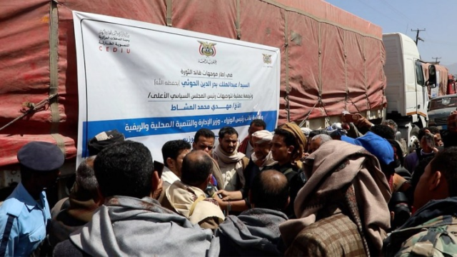 إب.. تدشين توزيع 10 آلاف كيس أسمنت لمديريات العدين والسدة والنادرة