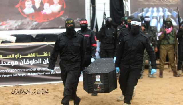 شاهد بالصور.. لحظة تسليم جثمان الأسير الصهيوني “عوديد ليفشيتس” وجثامين عائلة “بيباس” ضمن المرحلة الأولى من “صفقة التبادل