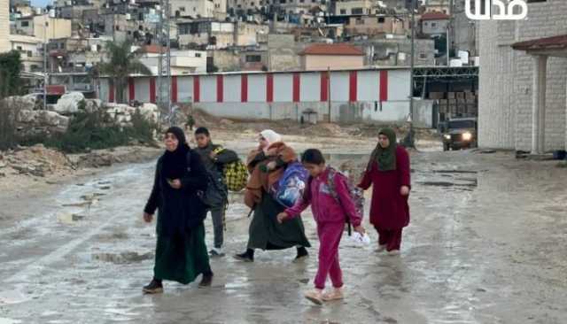 بالصور: قوات الاحتلال تواصل اجبار العائلات الفلسطينية على النزوح قسرياً من الضفة