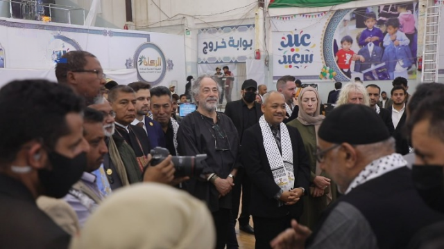 ضيوف اليمن المشاركين في مؤتمر فلسطين يزورون معرض الشهيد الصماد لكسوة الفقراء