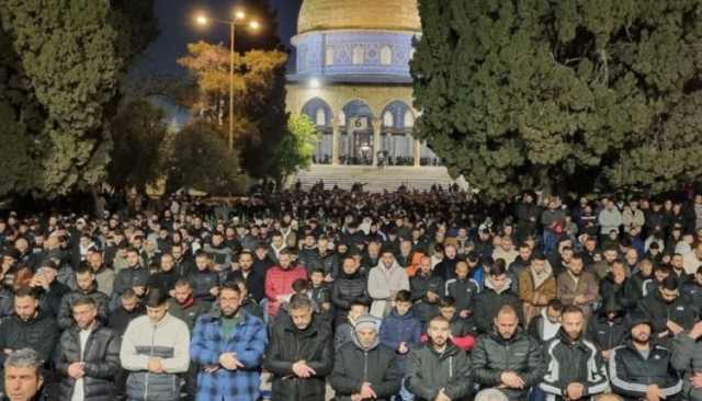 عشرات الآلاف يؤدون صلاتي العشاء والتراويح بالمسجد الأقصى المبارك