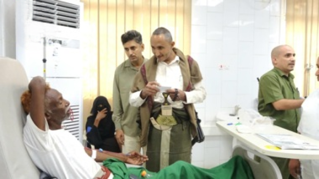المحافظ عطيفي يدشن مشاريع الإحسان الرمضانية لمرضى الفشل الكلوي بالحديدة