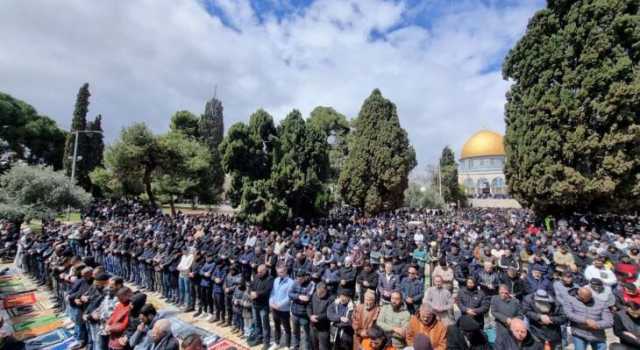 عشرات آلاف الفلسطينيين يؤدون صلاة الجمعة في المسجد الأقصى المبارك