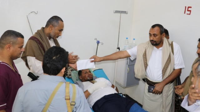 محافظ الحديدة يتفقد أحوال جرحى حادثة حريق جامعة دار العلوم الشرعية