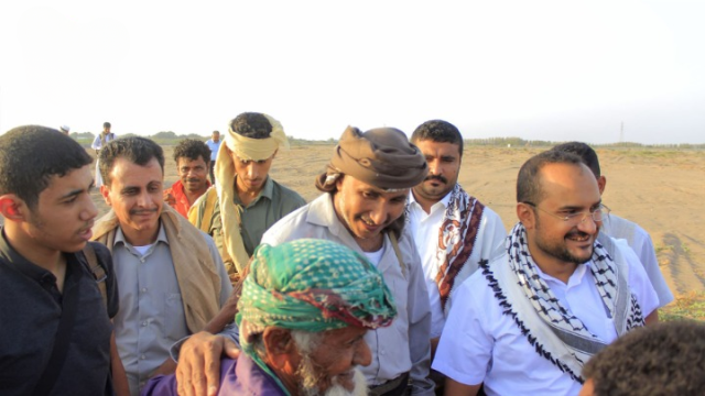 محافظ الحديدة يتفقد القرى السكنية في المنطقة الصناعية تمهيدًا لتوطين العمالة وتأهيلها