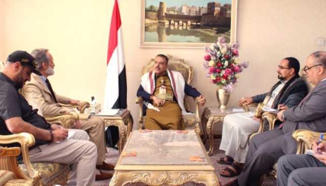 وزير الخارجية يبحث مع المنسق الأممي تعزيز العمل الإنساني في اليمن