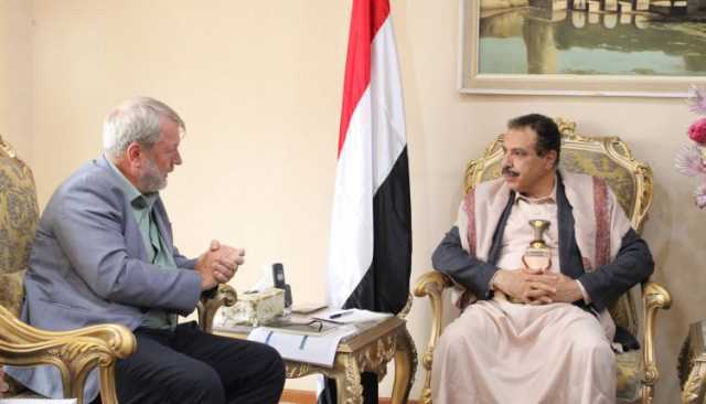 وزير الخارجية يناقش سبل تعزيز التعاون مع ممثل اليونيسف في صنعاء