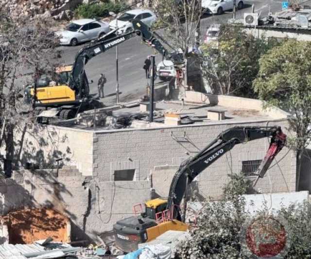 العدو الصهيوني يجبر مواطن فلسطيني على هدم منزله في سلوان
