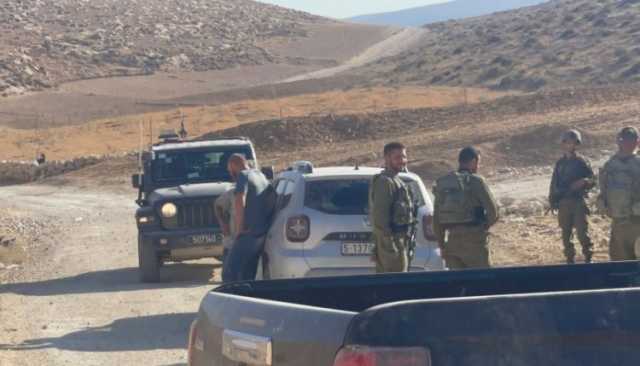 مستوطنون صهاينة يمنعون فلسطيني من العمل في أرضه