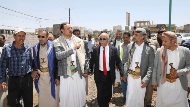 رئيس الوزراء يزور عدداً من الدورات الصيفية ويدشن العمل في مشروع خدمي بأمانة العاصمة
