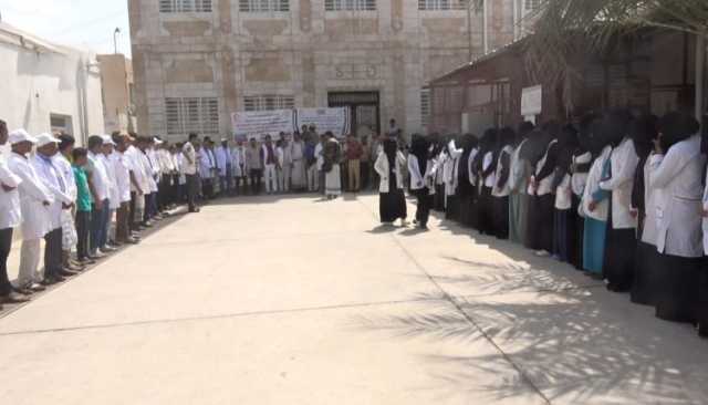 حجة.. كوادر مستشفى عبس يستنكرون جريمة استهداف العدوان الأمريكي للمركز الصحي بوشحة
