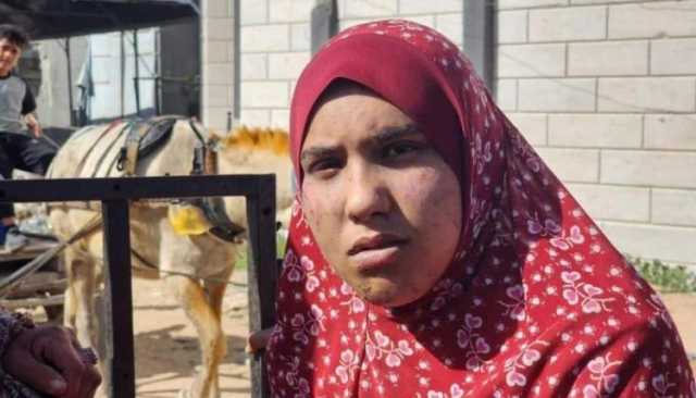 فتاة فلسطينية تخرج من تحت ركام منزلها بعد أربعة أيام من الاستهداف واستشهاد عائلتها بالكامل