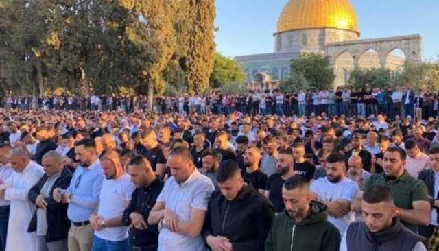 عشرات آلاف الفلسطينيين يؤدون صلاة الجمعة في المسجد الأقصى