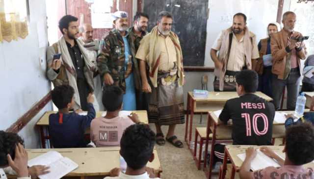 محافظ البيضاء يتفقد أنشطة الدورات الصيفية في مديرية مكيراس