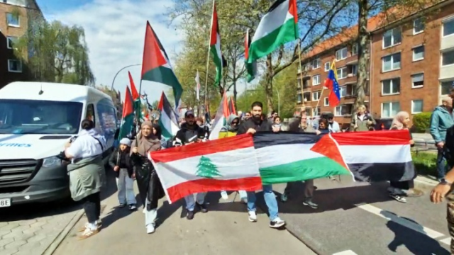 مسيرة حاشدة في هامبورغ الألمانية تضامنا مع غزة وتنديدًا بالعدوان الأمريكي على اليمن