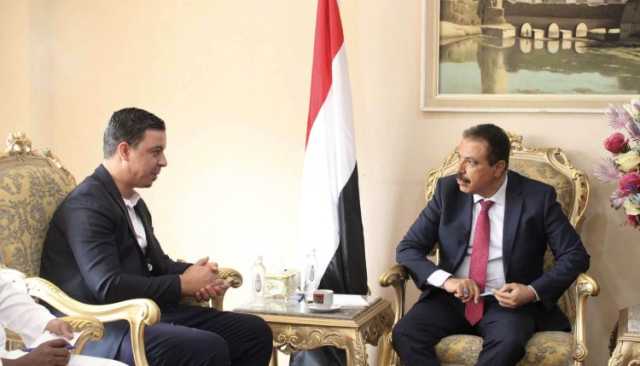 وزير الخارجية يلتقي مدير مكتب منظمة “العون المباشر” بصنعاء