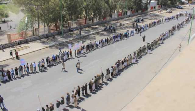 وقفة في مديرية الثورة بأمانة العاصمة إعلاناً لوثيقة الشرف القبلي والجهوزية لمواجهة العدوان الأمريكي