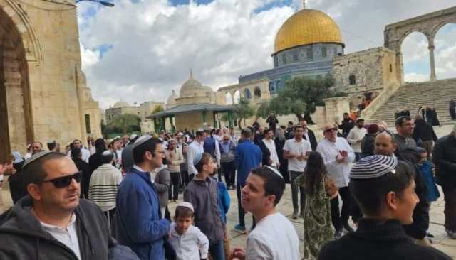مستوطنون صهاينة يقتحمون باحات المسجد الأقصى