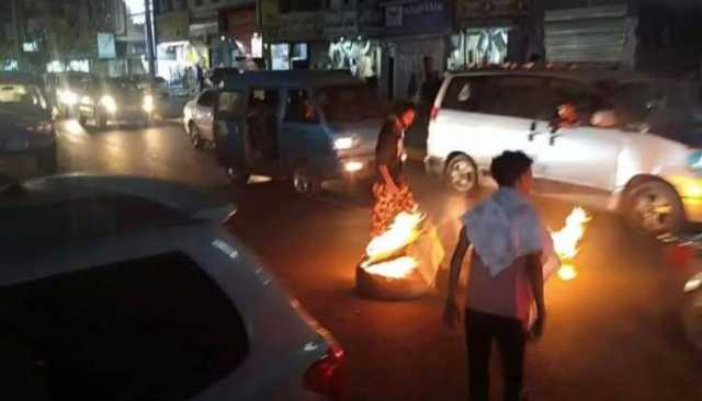 جحيم عدن..18 ساعة انقطاع للكهرباء والدولار 2558