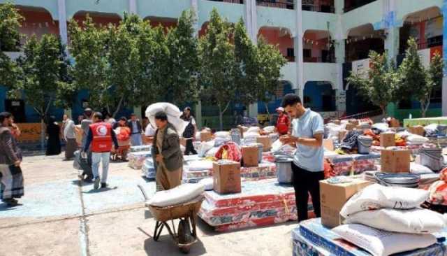 الدفاع المدني والهلال الأحمر يقدمان دفعة إغاثية للمتضررين من القصف الأمريكي في العاصمة