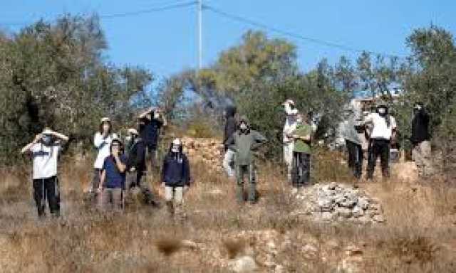 مستوطنون صهاينة يحتجزون 3 صحفيين فلسطينيين وناشط في قرية المغير شمال رام الله