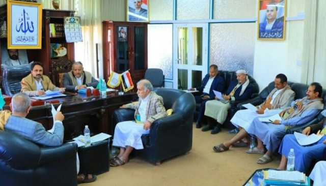 صنعاء.. مناقشة عدد من المشاريع الخدمية والإجراءات الفنية لتطوير الأداء بالمحافظة