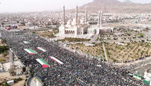 من وسط ميدان السبعين: أبناء القبائل اليمنية الأبية يوجهون رسائل الصمود والتحدي للعدو الصهيوني ويؤكدون ثبات الموقف دفاعًا عن غزة (تفاصيل)