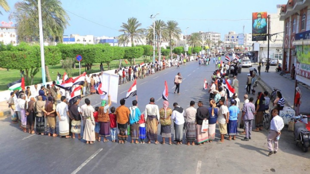 وقفة لأبناء مربع مدينة الحديدة لإعلان النفير والجهوزية لمواجهة التصعيد الصهيوني